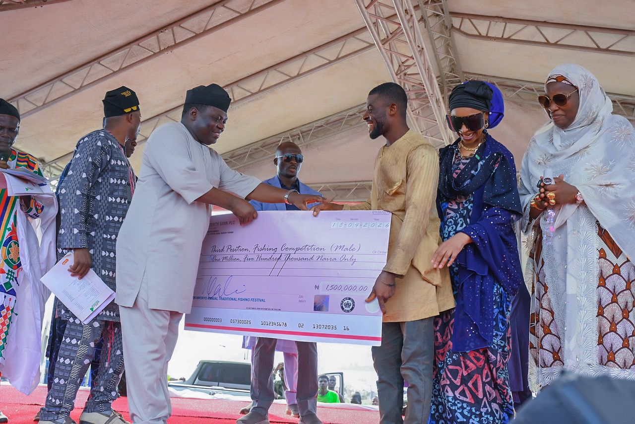 Governor Agbu Kefas Presents Gift 